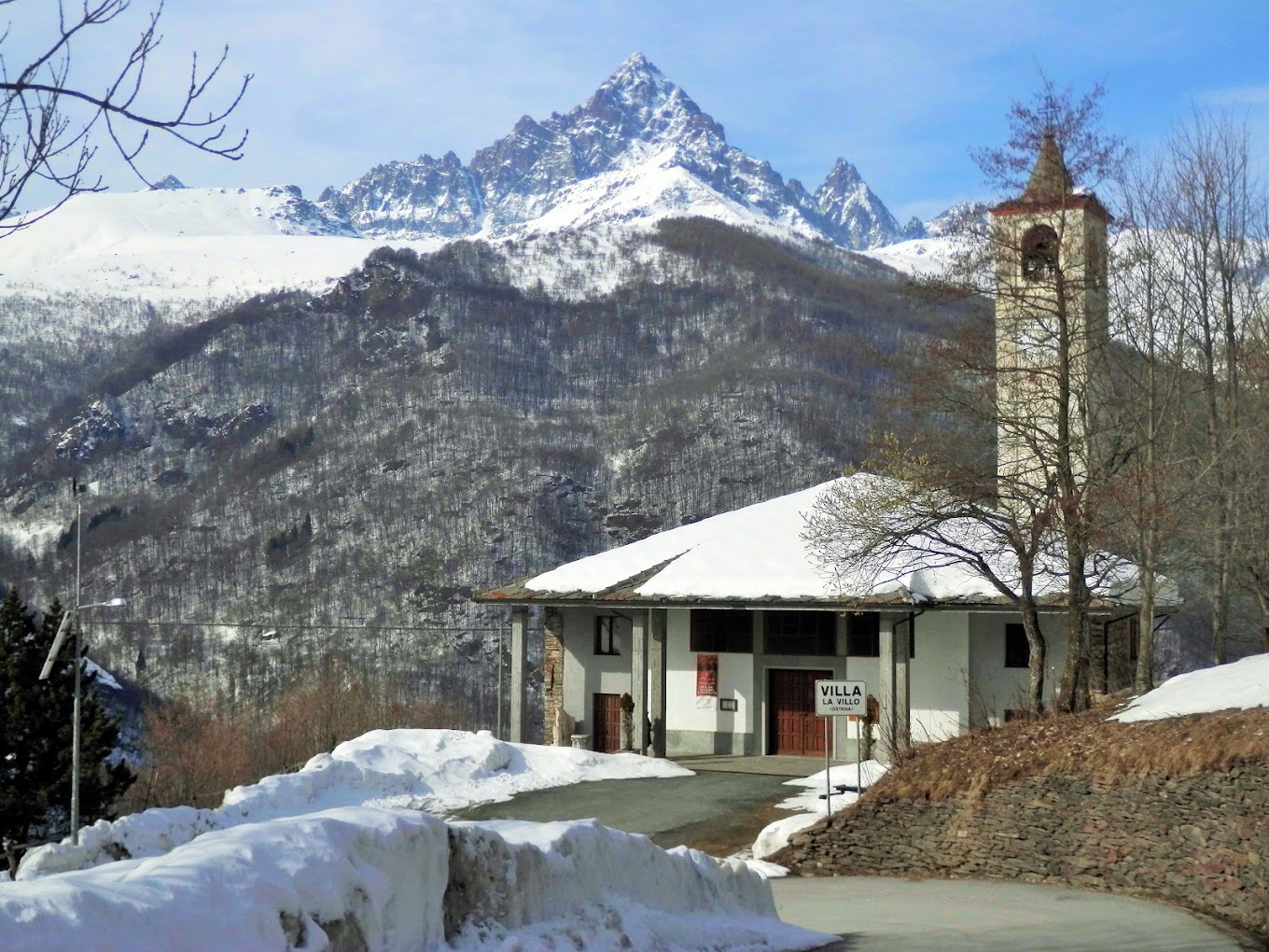 Il Monviso innevato visto dalla borgata di montagna vicino al Faunet, Paesana