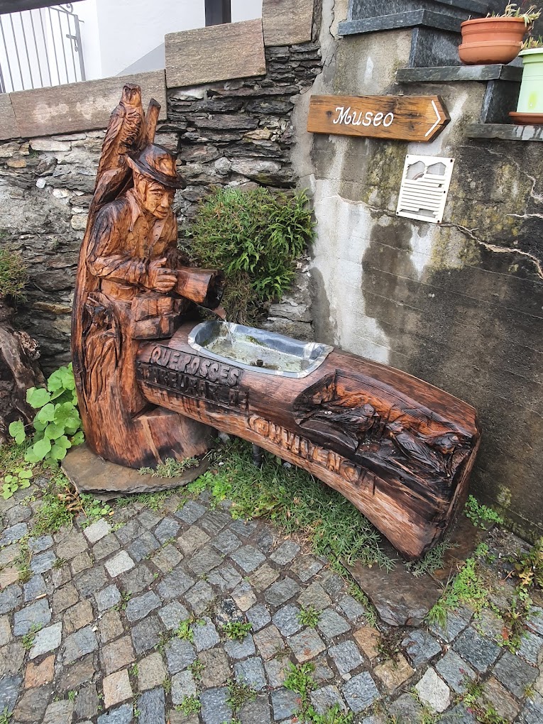 Fontanella scolpita nel legno all'ingresso della borgata di Agliasco