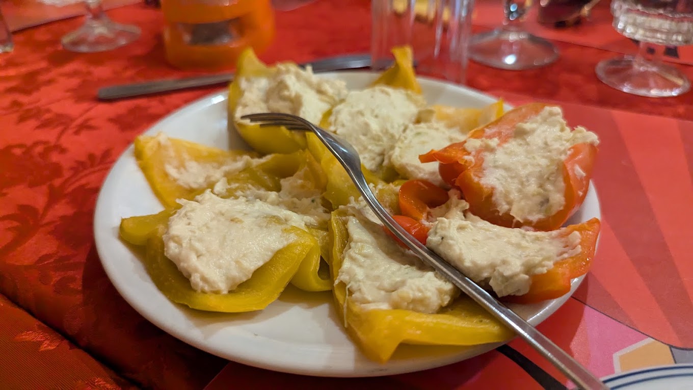 Peperoni con salsa tonnata serviti al tavolo del Faunet